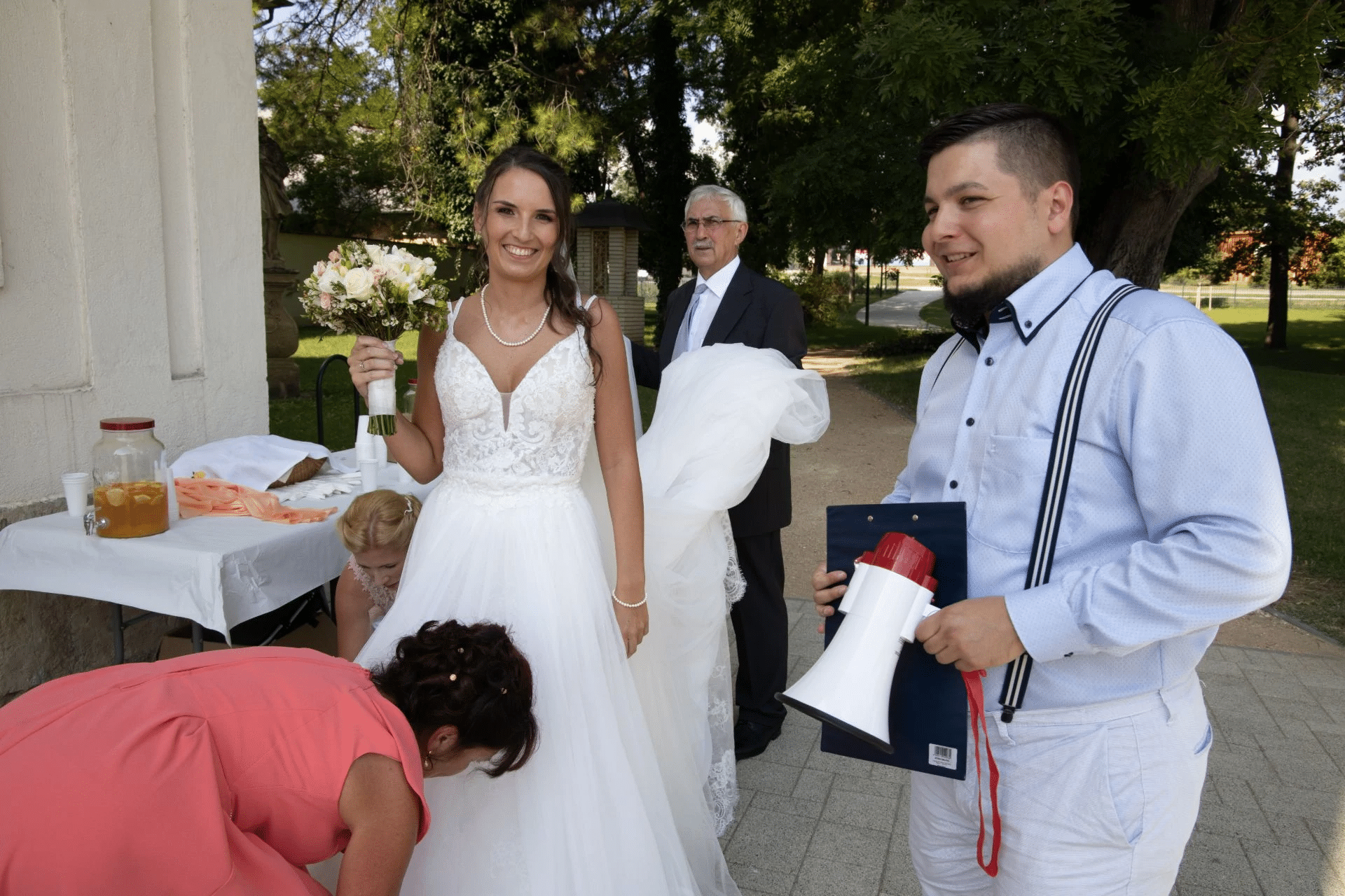 Esküvői ceremóniamester menyasszonnyal